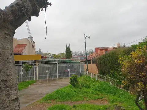 Casa 3 amb. con patio y fondo - VENTA