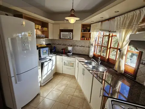 Casa 8 ambientes con 3 baños