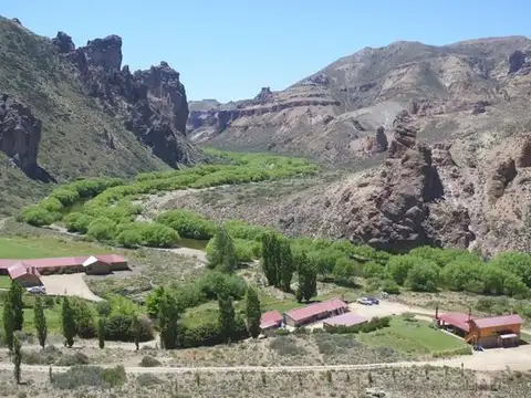 Estancia sobre Rio Pichileufu