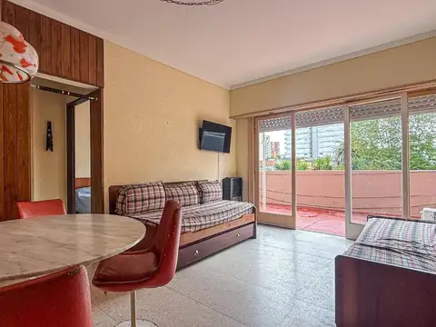 Depto 2 ambientes amueblado con terraza y parrila