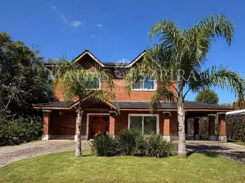 Chalet de 6 ambientes en Boca Raton con gran fondo y pileta