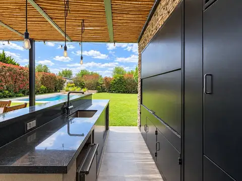 Casa 6 ambientes con 2 baños