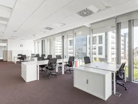 Alquiler de oficina comercial para 4 personas en Montevideo, Carrasco Valley.