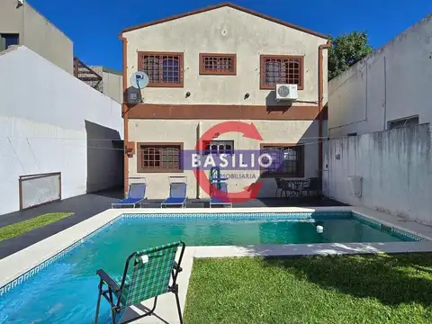 VENTA CASA 4 AMBIENTES EN LOTE PROPIO CON COCHERA, JARDÍN, PILETA Y QUINCHO EN CARAPACHAY