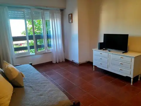 Alquiler por invierno departamento 2 ambientes en Miramar. Edificio Loberia