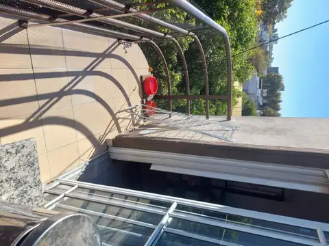 EXCELENTE DEPARTAMENTO DE 2 AMBIENTES T/DUPLEX DORM CON VESTIDOR BCON AL FRENTE EDIFICIO C/ ASCENSOR