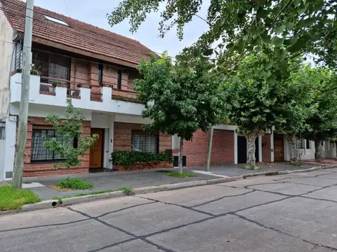 *EXCLUSIVO CHALET EN 3 PLANTAS, SOBRE LOTE DE 10 X 10 Y 11 X 25