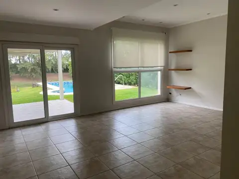 Casa en Alquiler con 1 cochera