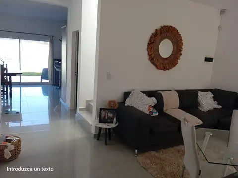 Casa 6 ambientes con 2 baños