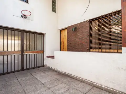 VENTA CASA 4 AMB. FONDO/PARRILLA-ADROGUE CENTRO