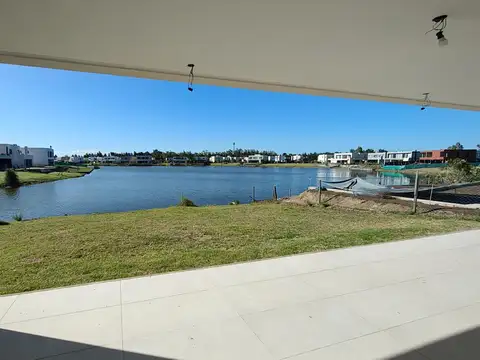 Moderna casa en venta laguna, pileta, Santa Ana, Villanueva