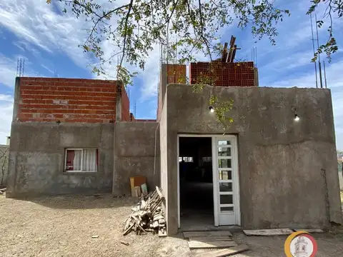 Casa 7 ambientes con 2 baños