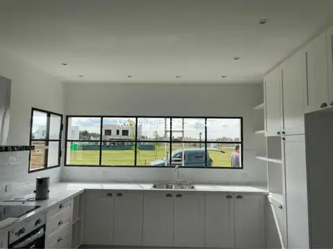 Casa 6 ambientes con 4 baños