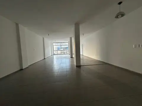 Amplia oficina de planta libre en alquiler