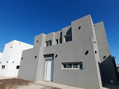 Casa en Venta en Pilar del Este - Santa Lucia, USD 205.000