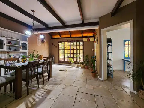 Casa 5 ambientes con 2 baños