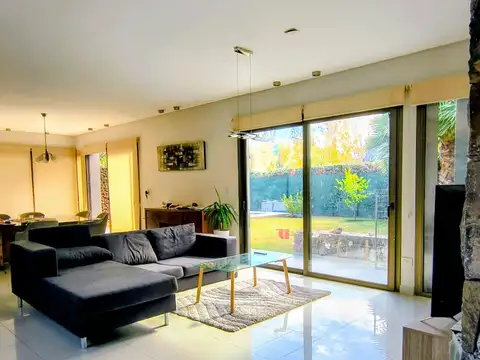 Casa 6 ambientes con 4 baños
