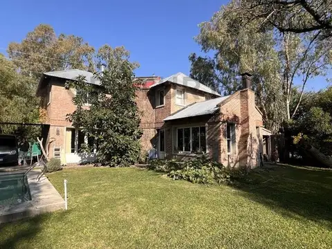 Casa en esquina sobre 2 lotes en Villa Del Plata