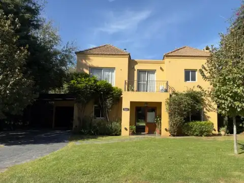 Venta Casa 5 ambientes con parrilla y pileta en el privilegiado barrio El Aromo