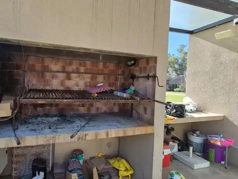 Casa en Alquiler con 3 cocheras