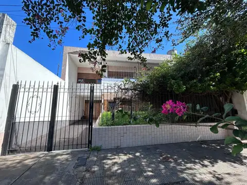 Casa Dr Rivas 1600, 3 dormitoriorios, galeria, patio amplio