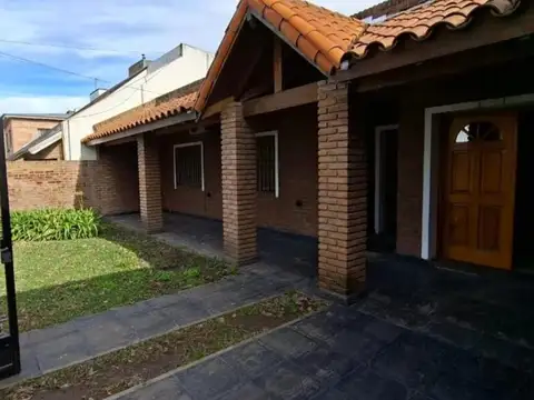 Casa frente al Carrefour, en el Barrio El Mirador, Luján