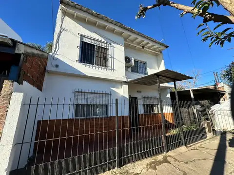 En venta Casa con departamentos en barrio La Paz de Jose C Paz. Proxima a Potosi y Ruta 197