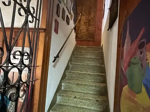 CASTELAR SUR- CHALET DE 4 AMB+Amplio garaje +FONDO CON PISCINA -LAVADERO CUBIERTO + TERRAZA- EXCELENTE UBICACIÓN