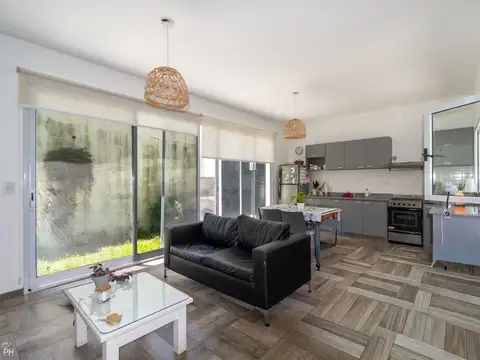 CASA DE PASILLO EN VENTA 2 DORMITORIOS REP. SEXTA