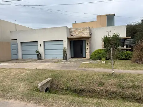 ALQUILER / CASA/ TODOS LOS SERVICIOS Y PILETA