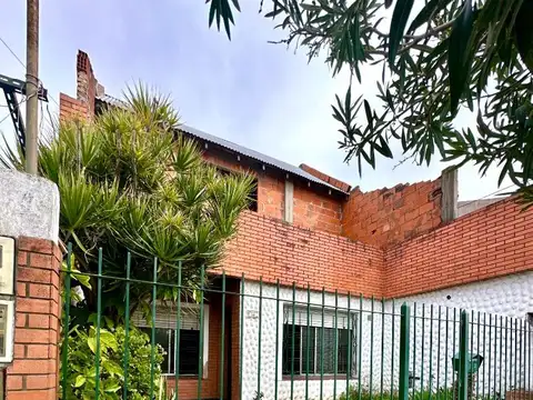 Casa 3 amb con patio y cochera - Lavallol