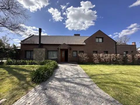 Casa en venta en Barrio El Aromo una planta - 3 dormitorios - playroom - pileta