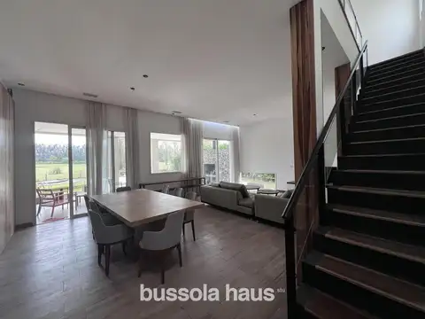 Casa en Alquiler con 2 cocheras
