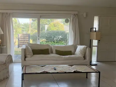 Casa en Alquiler con 1 cochera