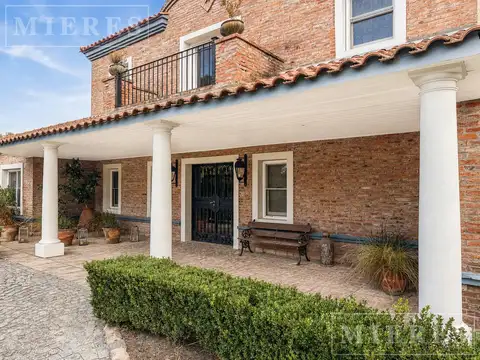 Casa 9 ambientes con 3 baños