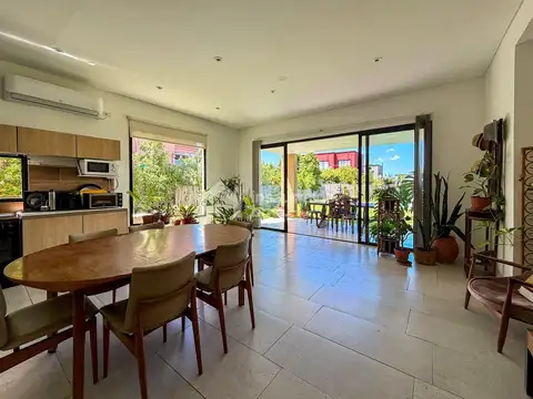 Casa 4 ambientes con 2 baños