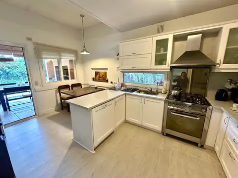 Casa 5 ambientes con 3 baños