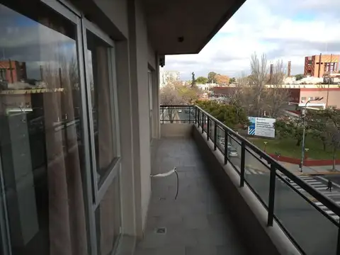 3 Ambientes con balcón en Combate de los Pozos al 1700