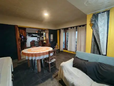 Casa 4 ambientes con 2 baños