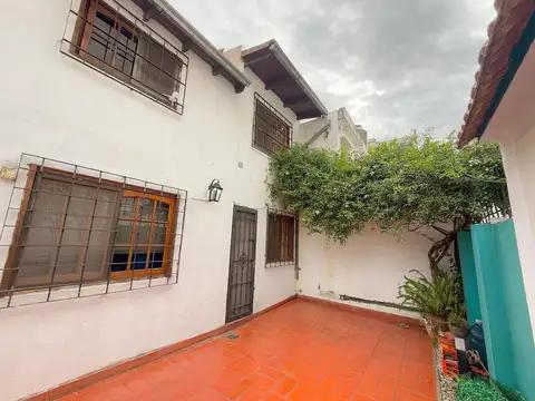 Casa 6 ambientes con 2 baños