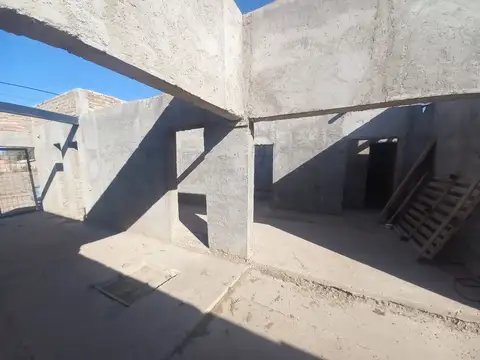 REMAX  VENDE TERRENO CON PROPIEDAD EN OBRA GRUESA