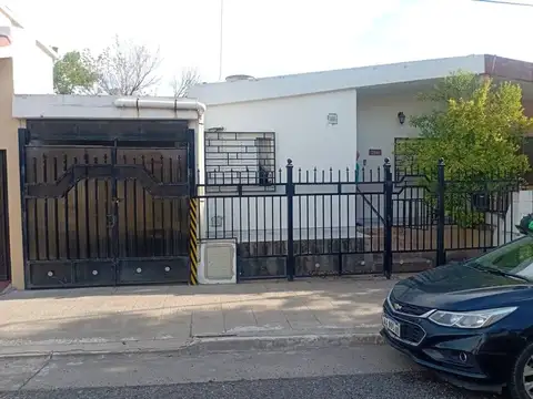 Atención: c:asa 2/3 dormitorios, cochera, Paraná