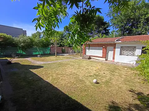 CASA EN VENTA A RECICLAR CON DOS DORMITORIOS, GALPON Y DEPARTAMENTO.-