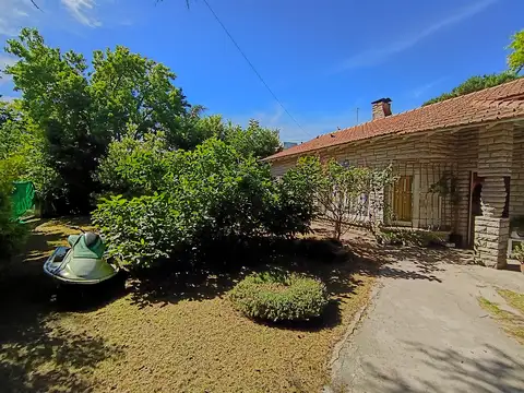 CASA EN VENTA A RECICLAR CON DOS DORMITORIOS, GALPON Y DEPARTAMENTO.-