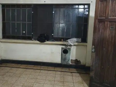CASA ANTIGUA CON DESTINO COMERCIAL ! CON ENTRADA EN RUTA 205 Y ESTACION TRISTAN SUAREZ!