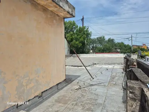 Casa s/amplio lote propio, con coch y fondo libre