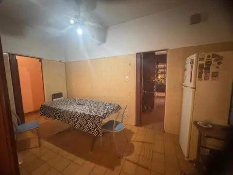 CASA DE 4AMB. CON GARAGE PATIO TERRAZA Y 2 LOCALES EN VENTA
