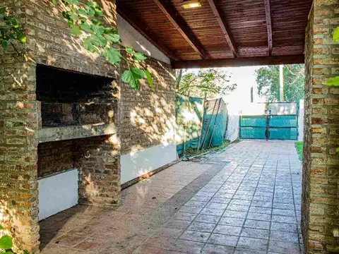 CASA DE 2 DORMITORIOS CON PILETA EN VENTA - ROLDAN