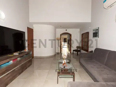 Casa en Venta con 3 cocheras