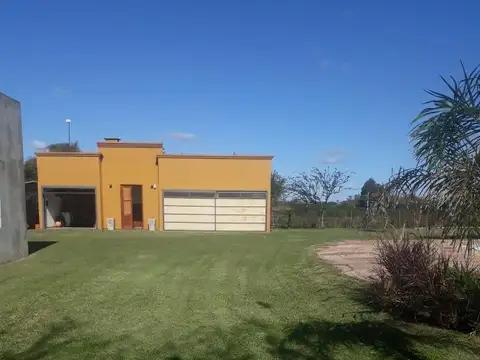 Casa de campo a terminar con quincho/depto con amplia pileta